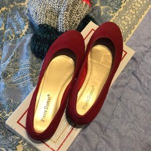 Red flat shoes 👠